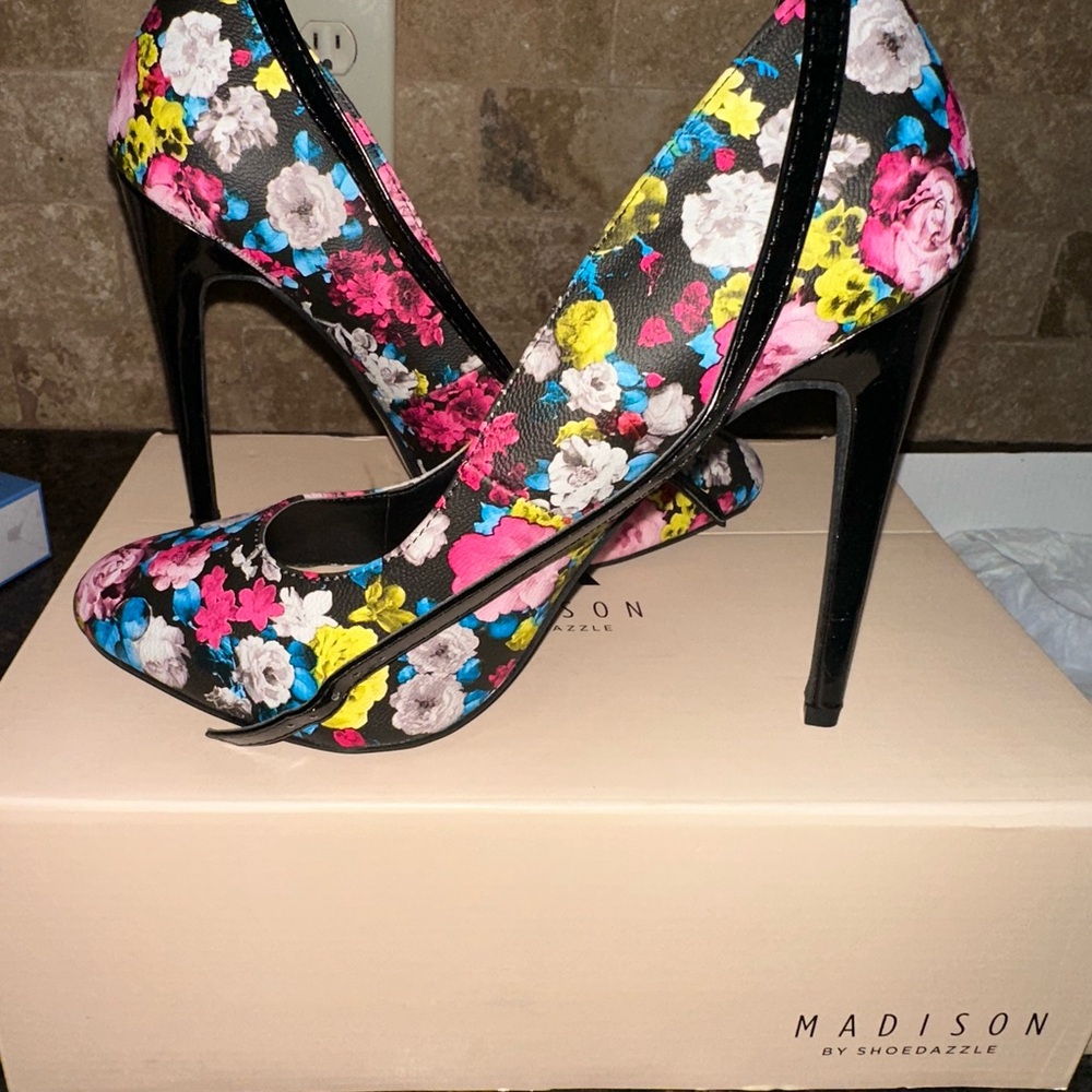 Shoe dazzle flower heels